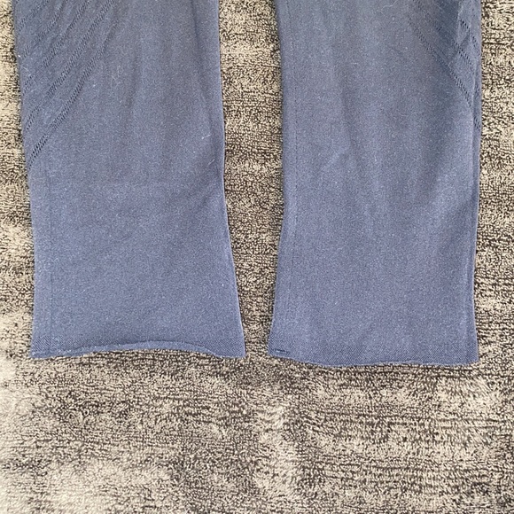 Lululemon crop navy leggings - Picture 4 of 5